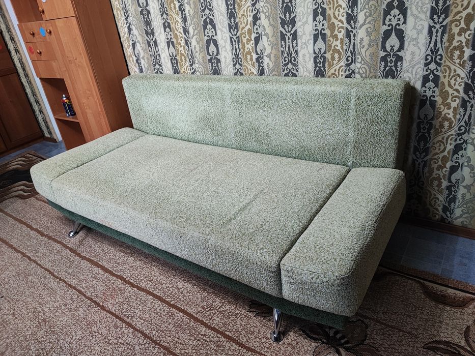 Продам б/у диван.