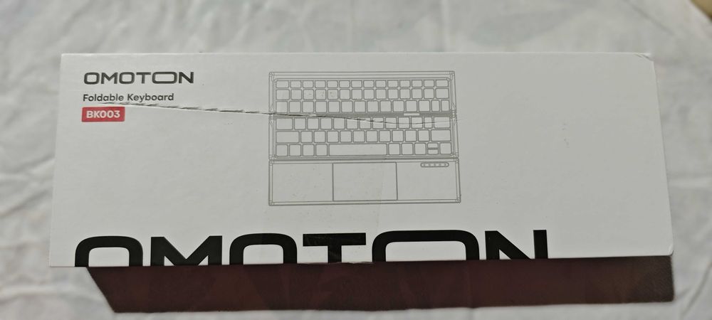 Луксозна сгъваема Bluetooth клавиатура OMOTON с тъчпад. QWERTZ layout