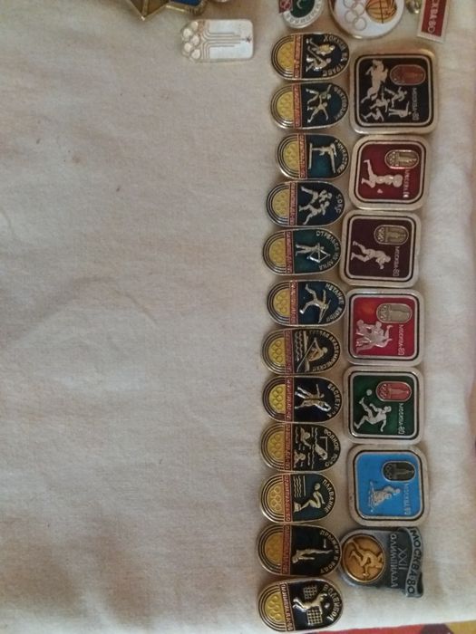 значки разные,  спортивные подвеска футбол, для коллекции