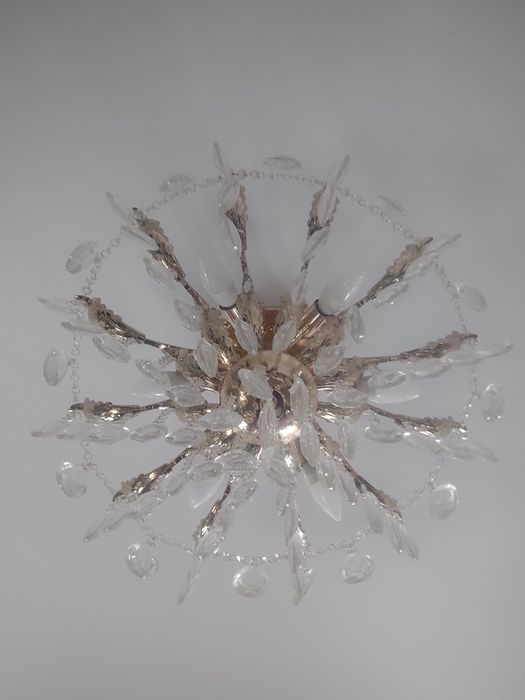 Продам шикарную люстру хрустальную