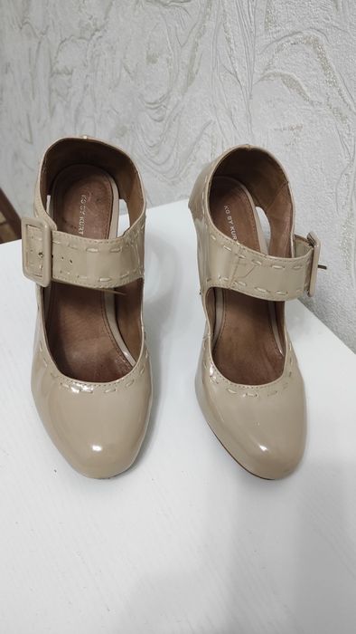 Лакированные туфли кофе с молоком р-р 38 с ремешком, каблук пр-во Кита