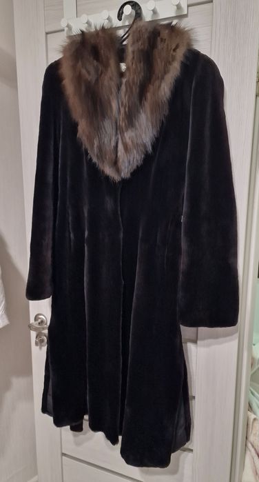 Продам шубу (бобёр с капюшоном соболя)