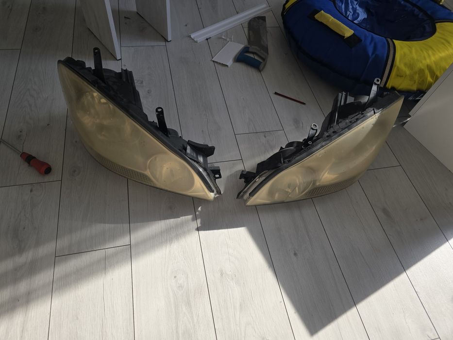 Продам фары от Авенсис версо