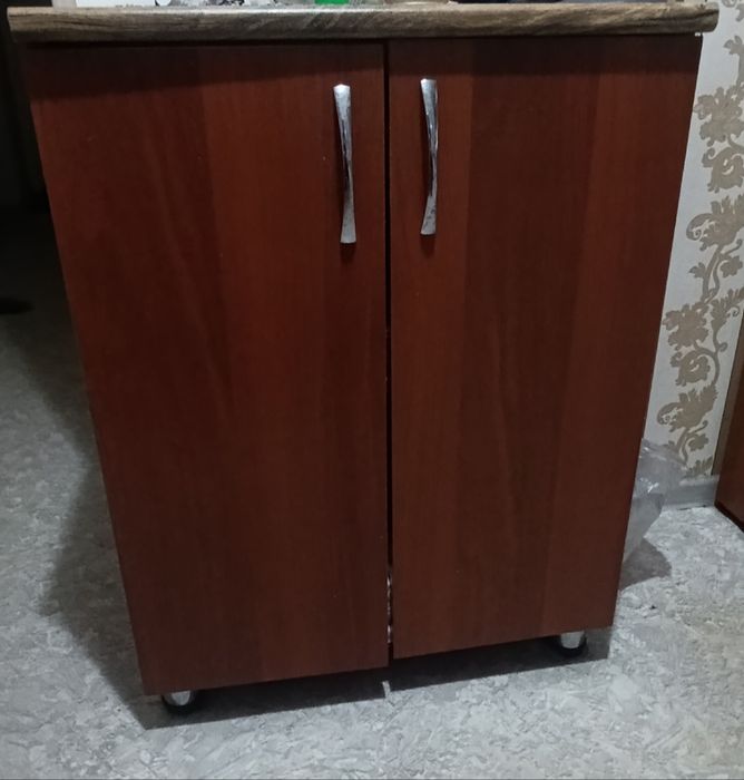 Продам коричневую тумбу