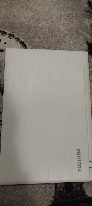Бял лаптоп Toshiba