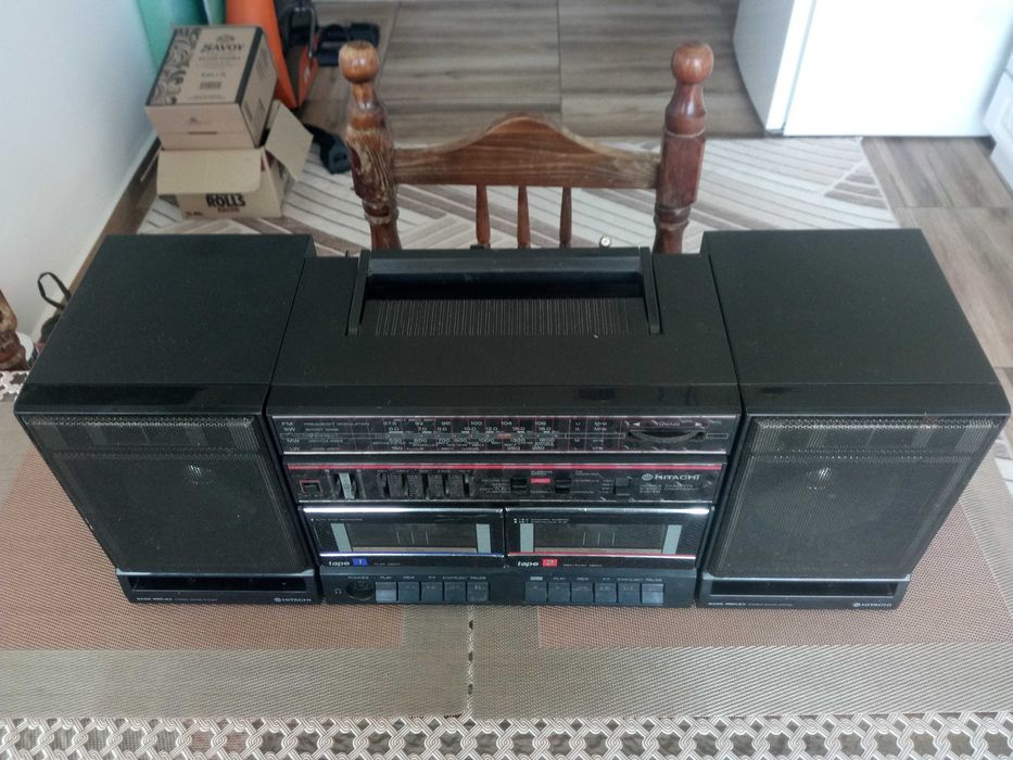 Антикварен модел радиокасетофон-Hitachi.За ремонт,майстор,части.