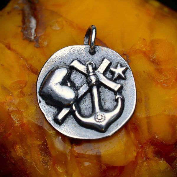 Сребърен медальон 925 „Вяра • Любов • Надежда“ – талисман за сила