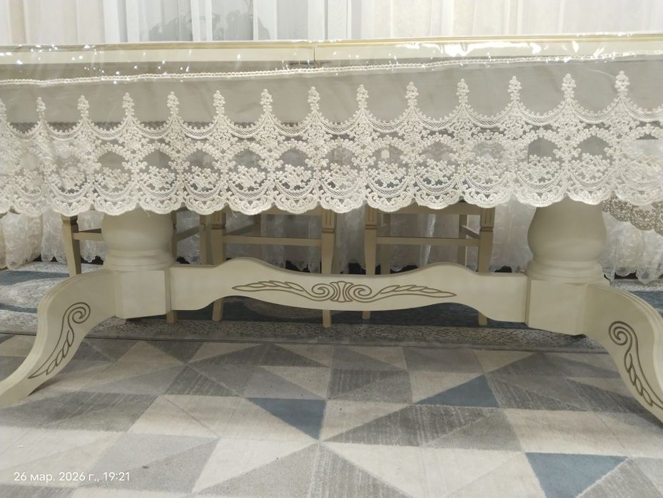 Стол со стульями для гостиной