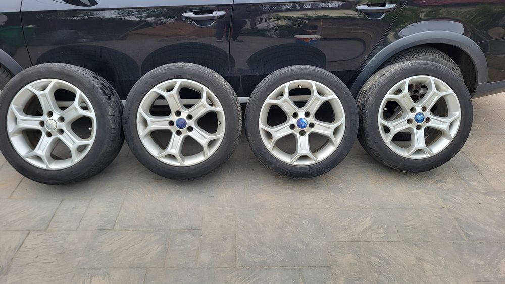 Jenti cu anvelopa vara