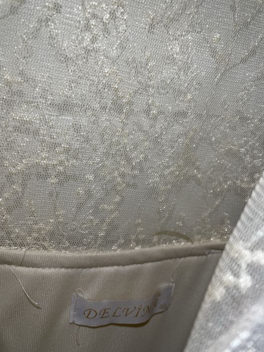 Бежевое нарядное платье