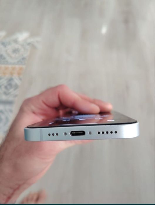 Продам Iphone 16e 128,батарея 98%