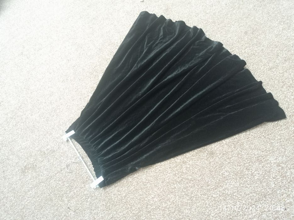 Qora velluriviy yupka