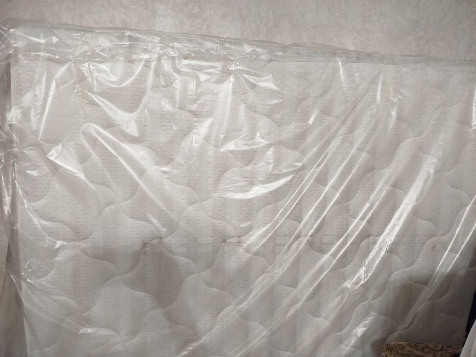 Матрас на двухспальную кровать.