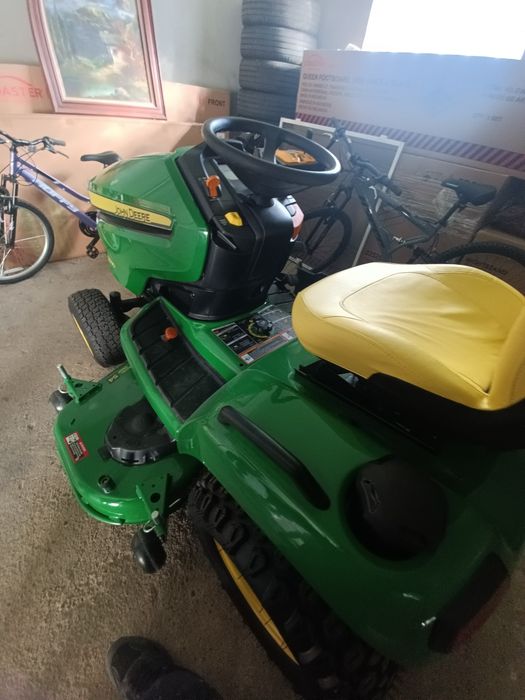 Tractor tuns iarba John Deere x590