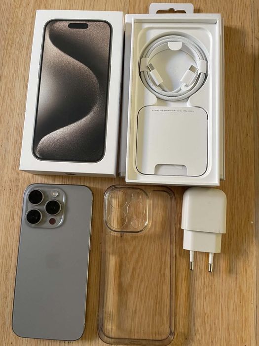 Iphone 15 Pro със зарядно