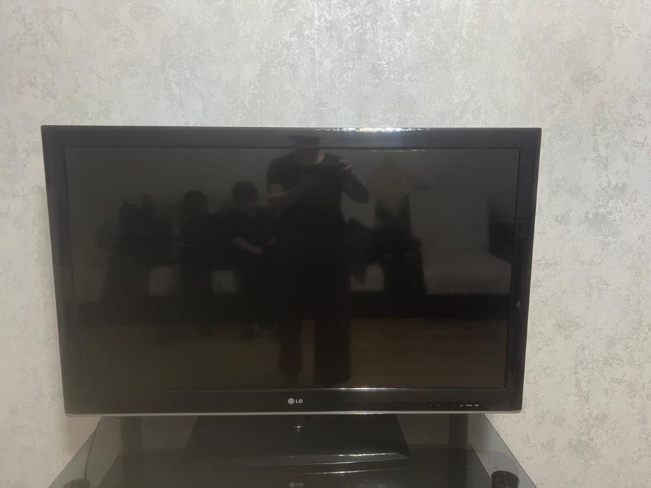 Телевизор LG почти новй