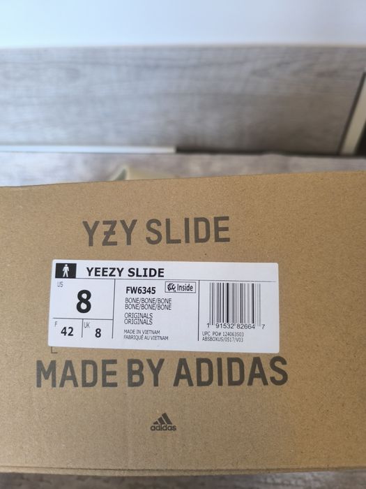 Papuci Yeezy slides