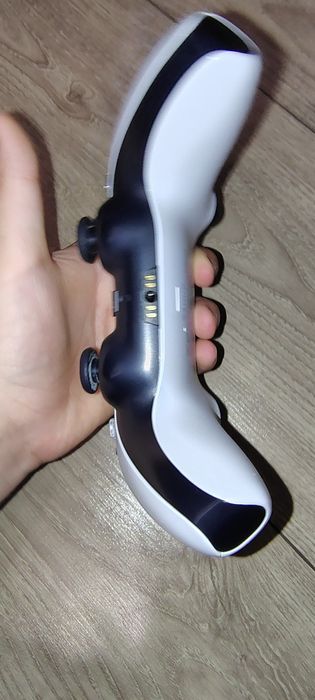 Продавам ps5 в отлично състояние с 10 игри