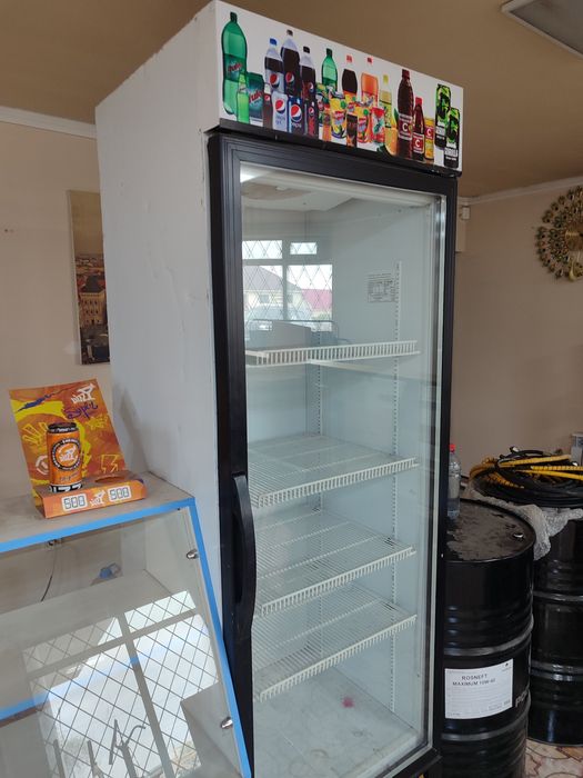 Продам холодильник витринный