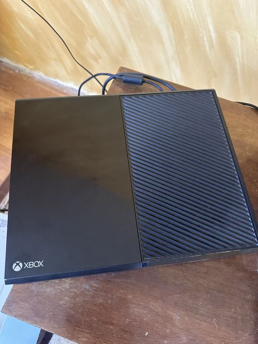 Xbox one +2  контролера + 6 игри