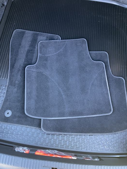 Продавам оригинални задни мокетни стелки за Шкода Супърб