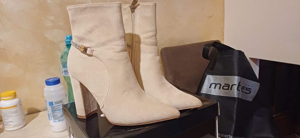 Vand cizme dama marimea 38 purtate f putin culoare crem
