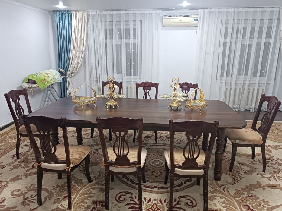 Стол 1 шт. Стуля 8 шт. 2.5 метр.