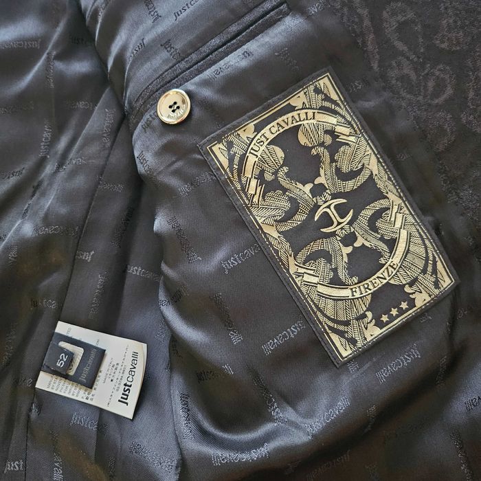 Продавам оригинален костюм