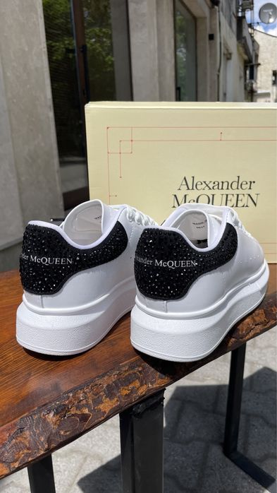 Alexander Mcqueen с камъни