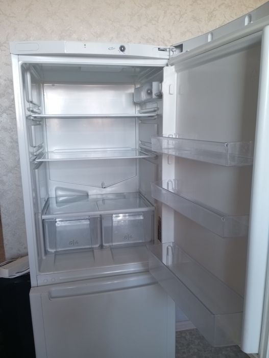 Холодильник Ariston