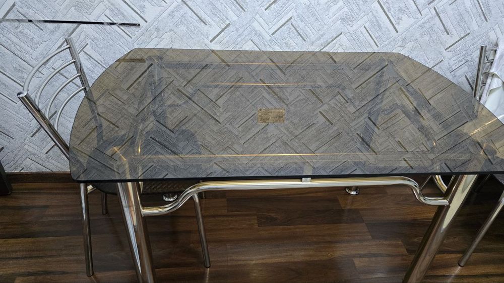 Oynali stol sostayanasi zor 3 ta stuli bor holati yaxshi