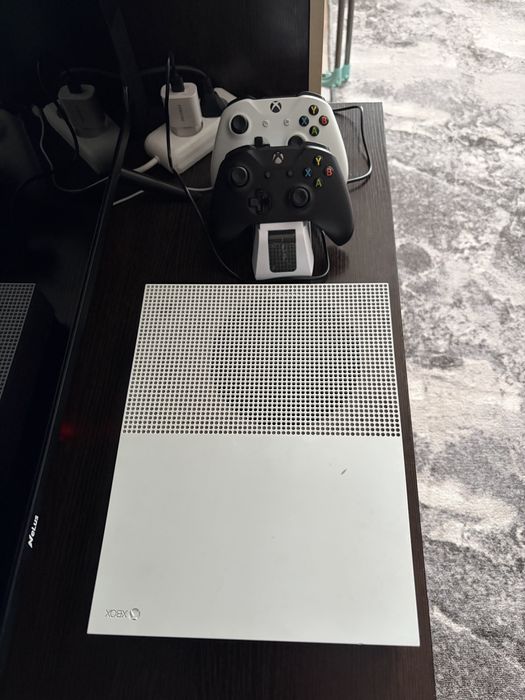 Продаю прставку x box one s