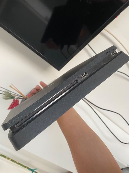 Vand PS4 Slim !!