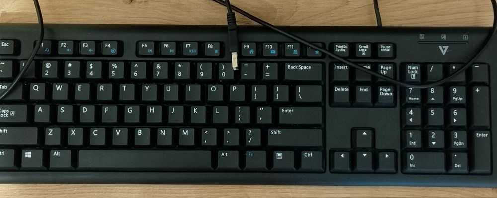 Проводима мултимедийна клавиатура V7 KU200US