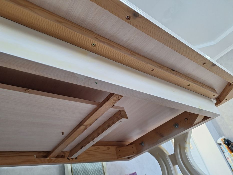 Стол в гостиную можно  со стульями