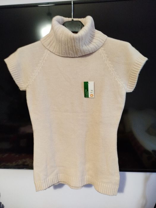 Дамско поло от фино плетиво Цена 10лв.