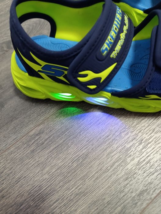 Adidași Skechers cu lumini, mărimea 33