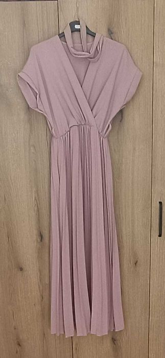 Нова рокля в цвят пепел от рози