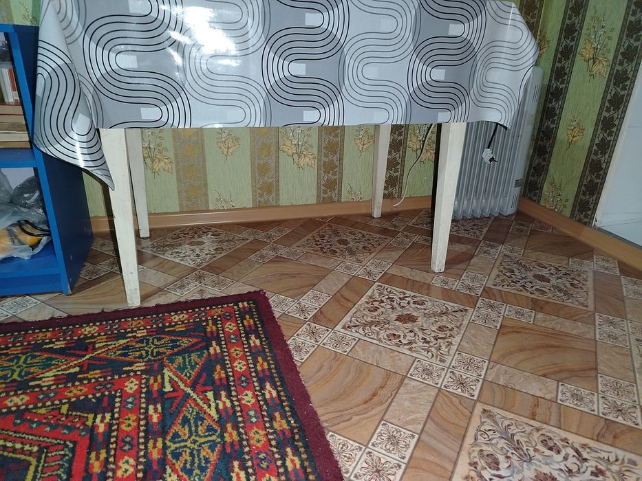 Продам стол и табуретки