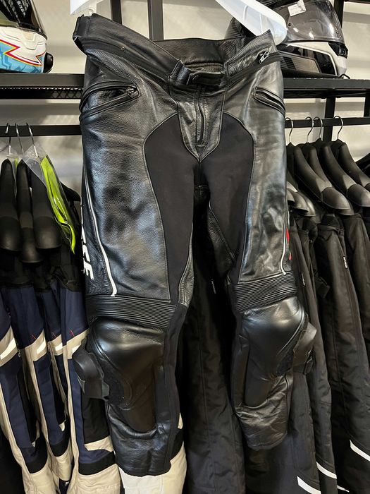 Кожен мото панталон DAINESE DELTA C4 ,протектори,оригинален,слайдери 54-L