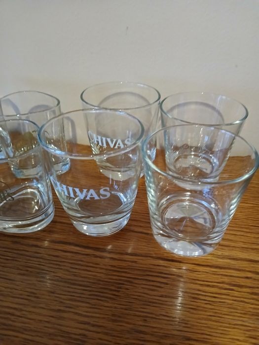 Продавам различни стъклени чаши,нови, рекламни,повечето с надписи