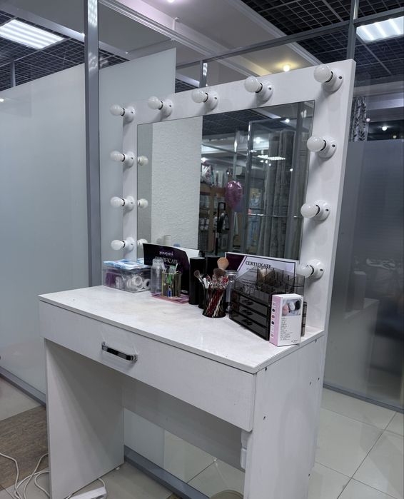 Стол для макияжа- 35000