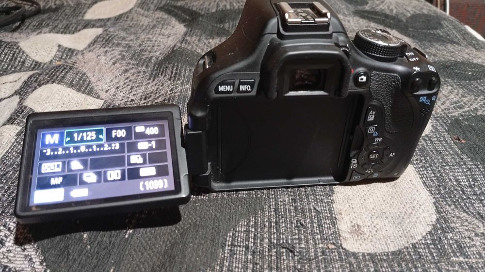 Полупрофесионслен фотоапарат canon eos 600d + обектив canon 18-55 mm