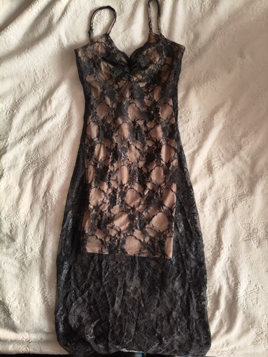 Рокля по тялото със сива дантела