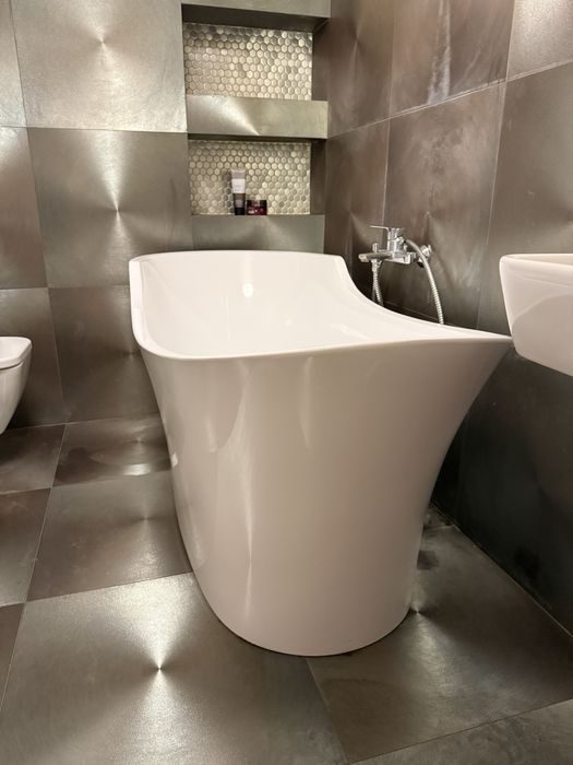 Cadă Freestanding de Lux, Design Asimetric - 173 cm, Stare Impecabilă