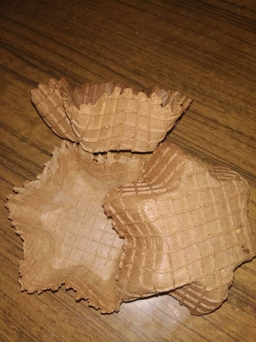 Muzqaymoq vaflilari Rajok va fakel konus nonlar