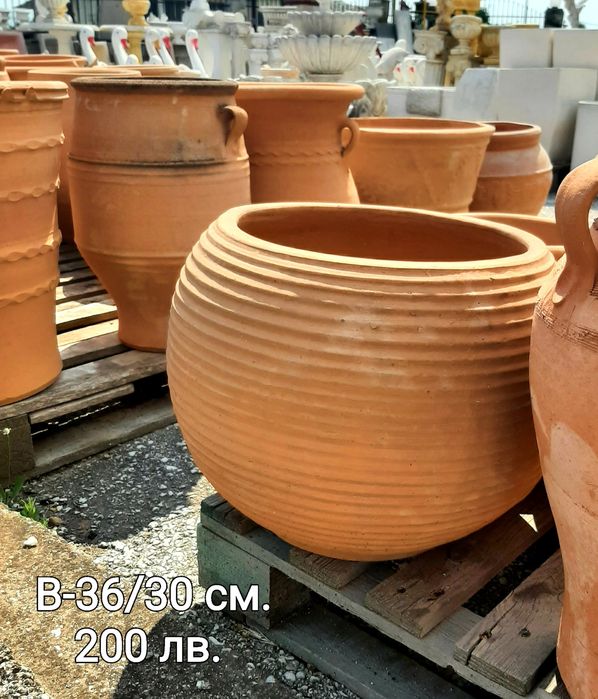 Глинени саксии и поставки от ковано желязо