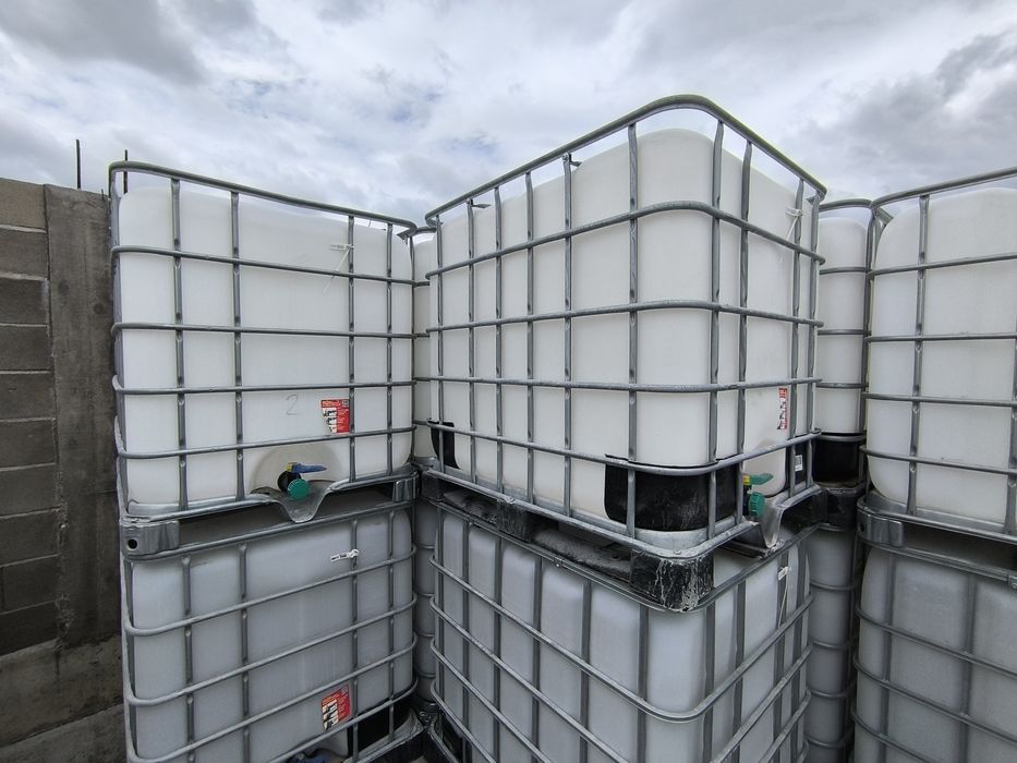 Бидони 1000 литра ,Цистерни един тон на палет  с кран отдолу!