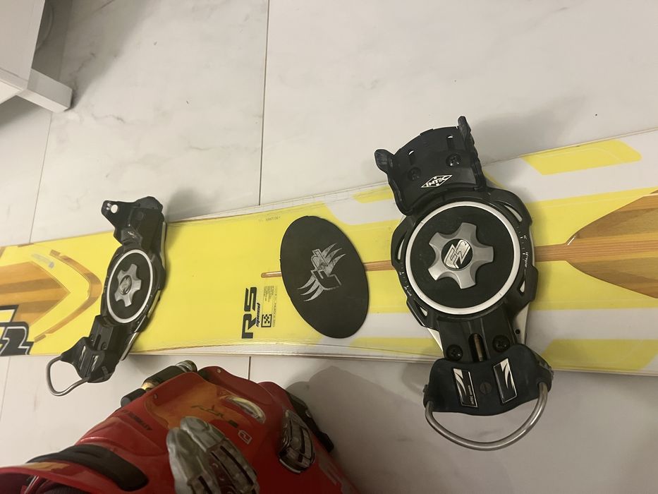Placǎ snowboard de vitezǎ F2 RS + Clǎpari Deeluxe şi prinderi