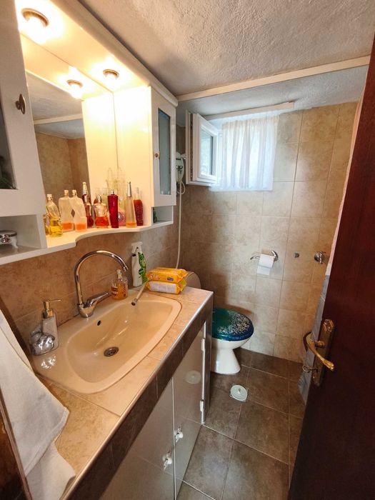 Продава къща с площ 40 м2 с двор 180 м2 в Аспровалта, Гърция